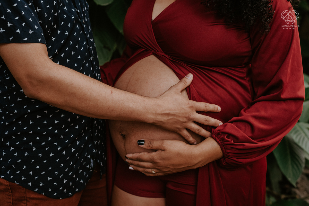 ensaio gestante ao ar livre com vestido longo  no verde arvore campo e gramas feito pela fotografa premiada nayara andrade fotografia de santos litoral de sao paulo