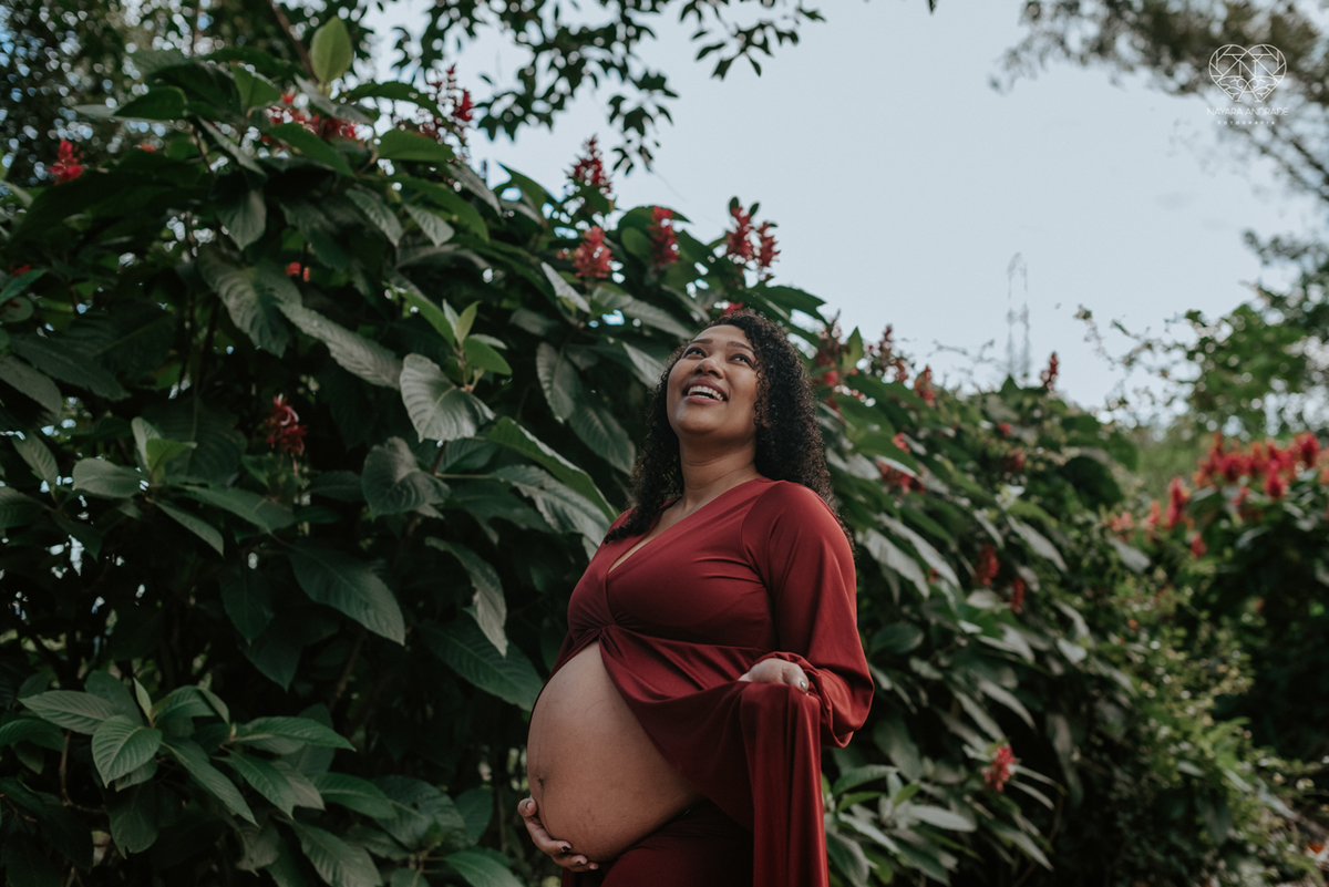 ensaio gestante ao ar livre com vestido longo  no verde arvore campo e gramas feito pela fotografa premiada nayara andrade fotografia de santos litoral de sao paulo
