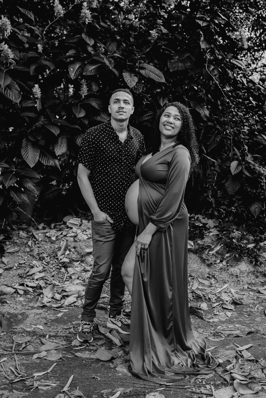 ensaio gestante ao ar livre com vestido longo  no verde arvore campo e gramas feito pela fotografa premiada nayara andrade fotografia de santos litoral de sao paulo
