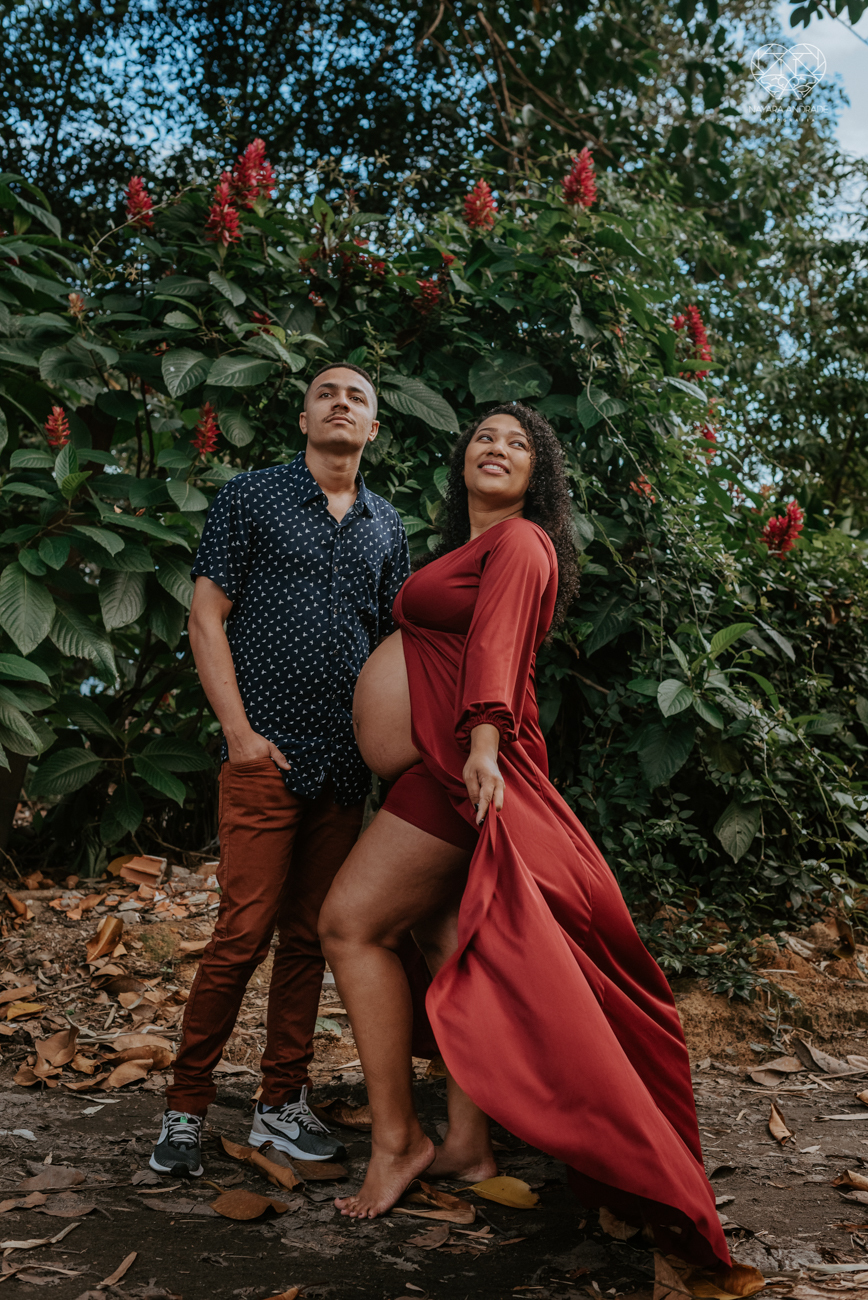 ensaio gestante ao ar livre com vestido longo  no verde arvore campo e gramas feito pela fotografa premiada nayara andrade fotografia de santos litoral de sao paulo