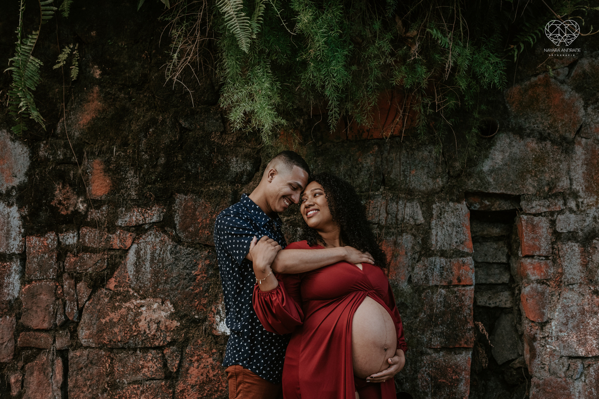 ensaio gestante ao ar livre com vestido longo  no verde arvore campo e gramas feito pela fotografa premiada nayara andrade fotografia de santos litoral de sao paulo