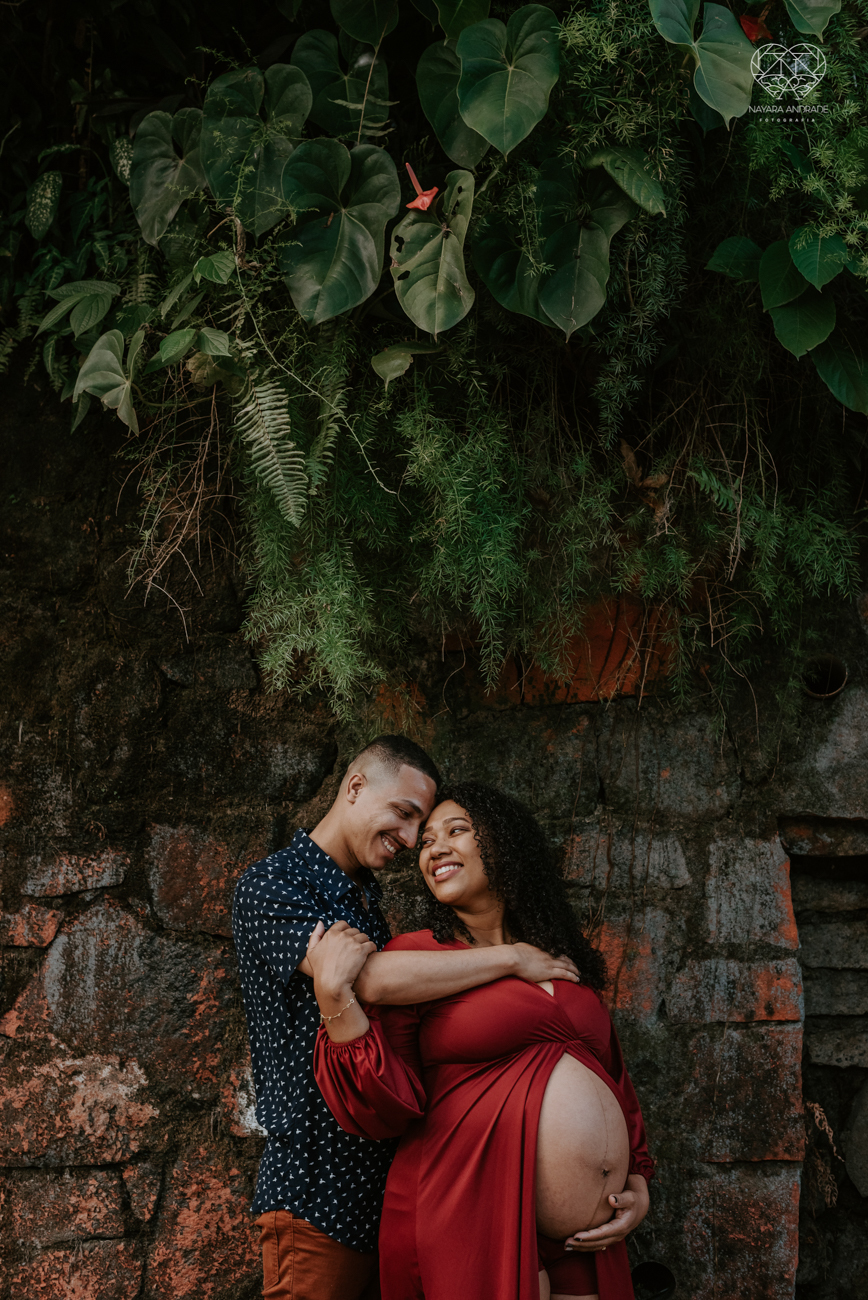 ensaio gestante ao ar livre com vestido longo  no verde arvore campo e gramas feito pela fotografa premiada nayara andrade fotografia de santos litoral de sao paulo