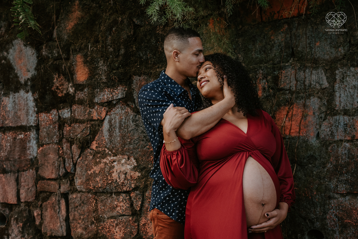 ensaio gestante ao ar livre com vestido longo  no verde arvore campo e gramas feito pela fotografa premiada nayara andrade fotografia de santos litoral de sao paulo