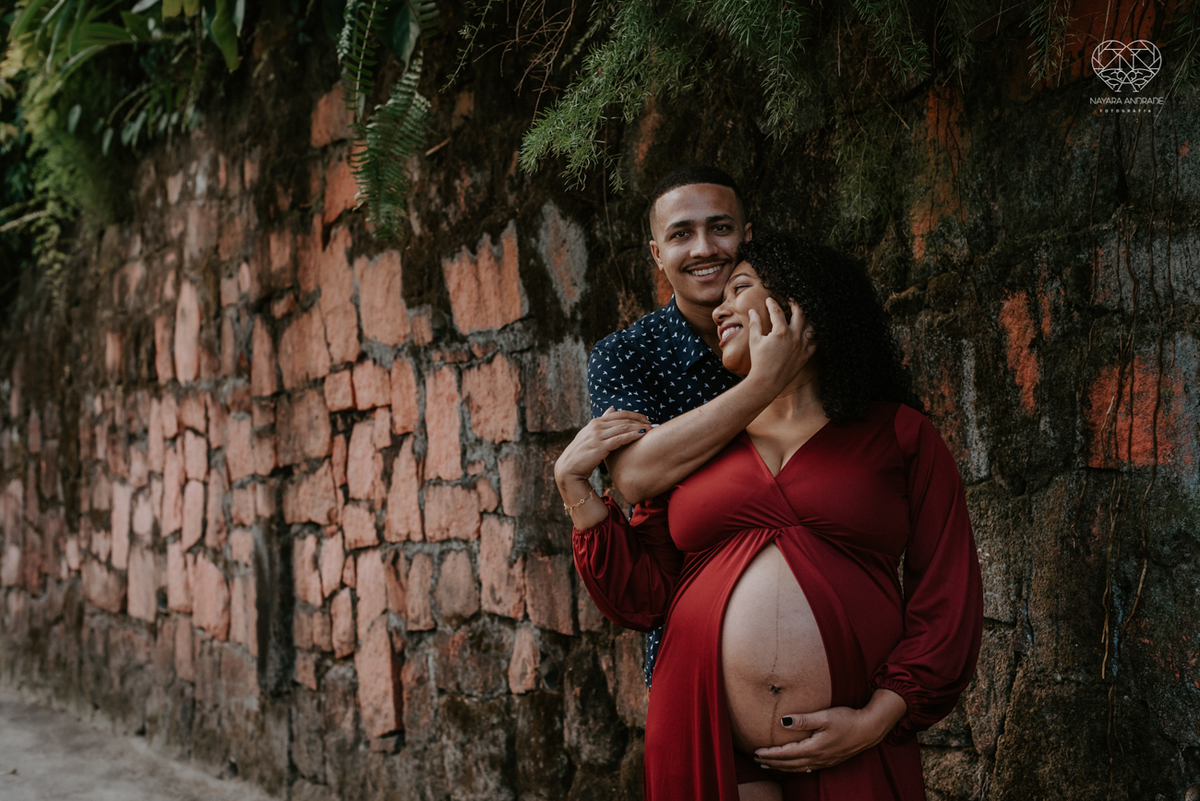 ensaio gestante ao ar livre com vestido longo  no verde arvore campo e gramas feito pela fotografa premiada nayara andrade fotografia de santos litoral de sao paulo