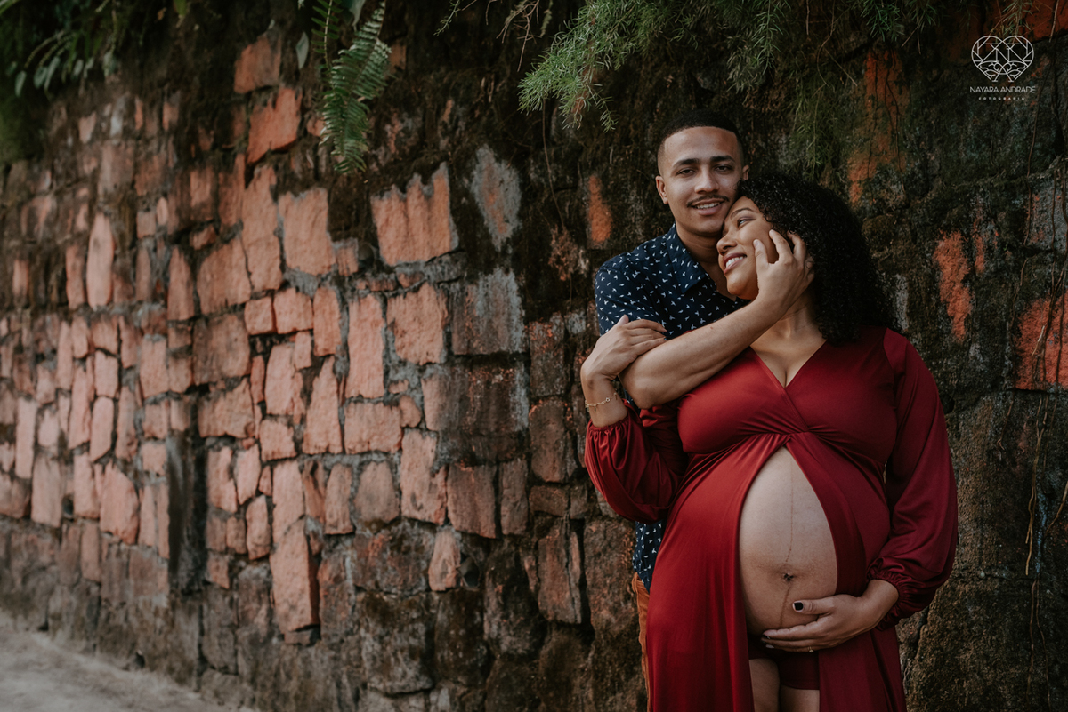 ensaio gestante ao ar livre com vestido longo  no verde arvore campo e gramas feito pela fotografa premiada nayara andrade fotografia de santos litoral de sao paulo