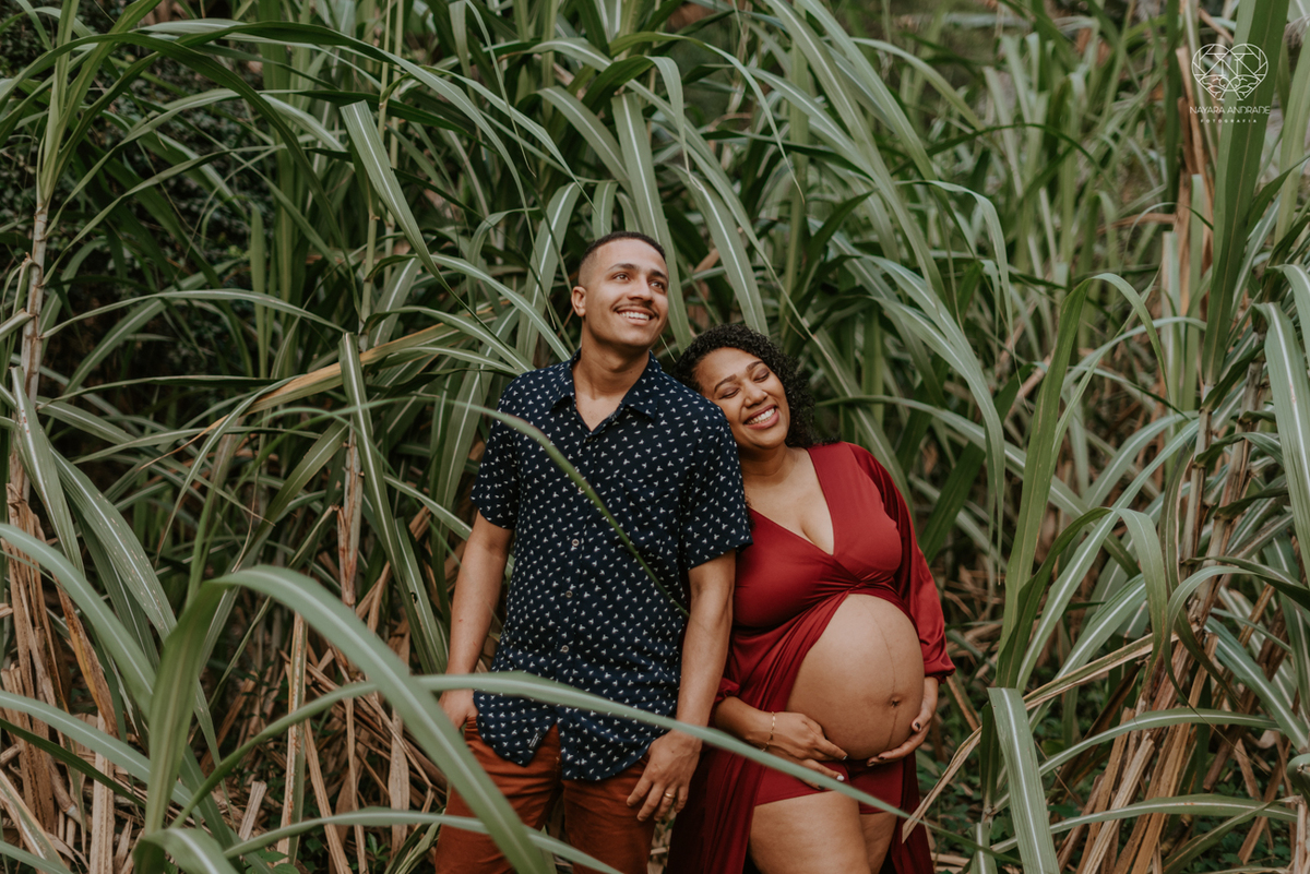 ensaio gestante ao ar livre com vestido longo  no verde arvore campo e gramas feito pela fotografa premiada nayara andrade fotografia de santos litoral de sao paulo