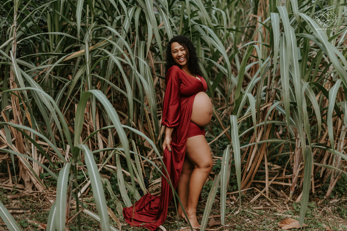 ensaio gestante ao ar livre com vestido longo  no verde arvore campo e gramas feito pela fotografa premiada nayara andrade fotografia de santos litoral de sao paulo