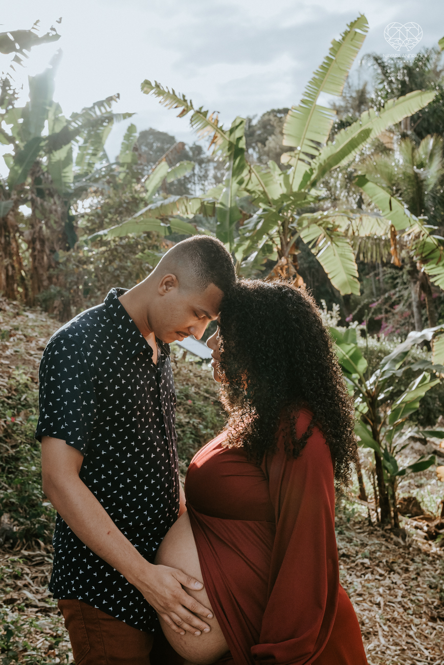 ensaio gestante ao ar livre com vestido longo  no verde arvore campo e gramas feito pela fotografa premiada nayara andrade fotografia de santos litoral de sao paulo