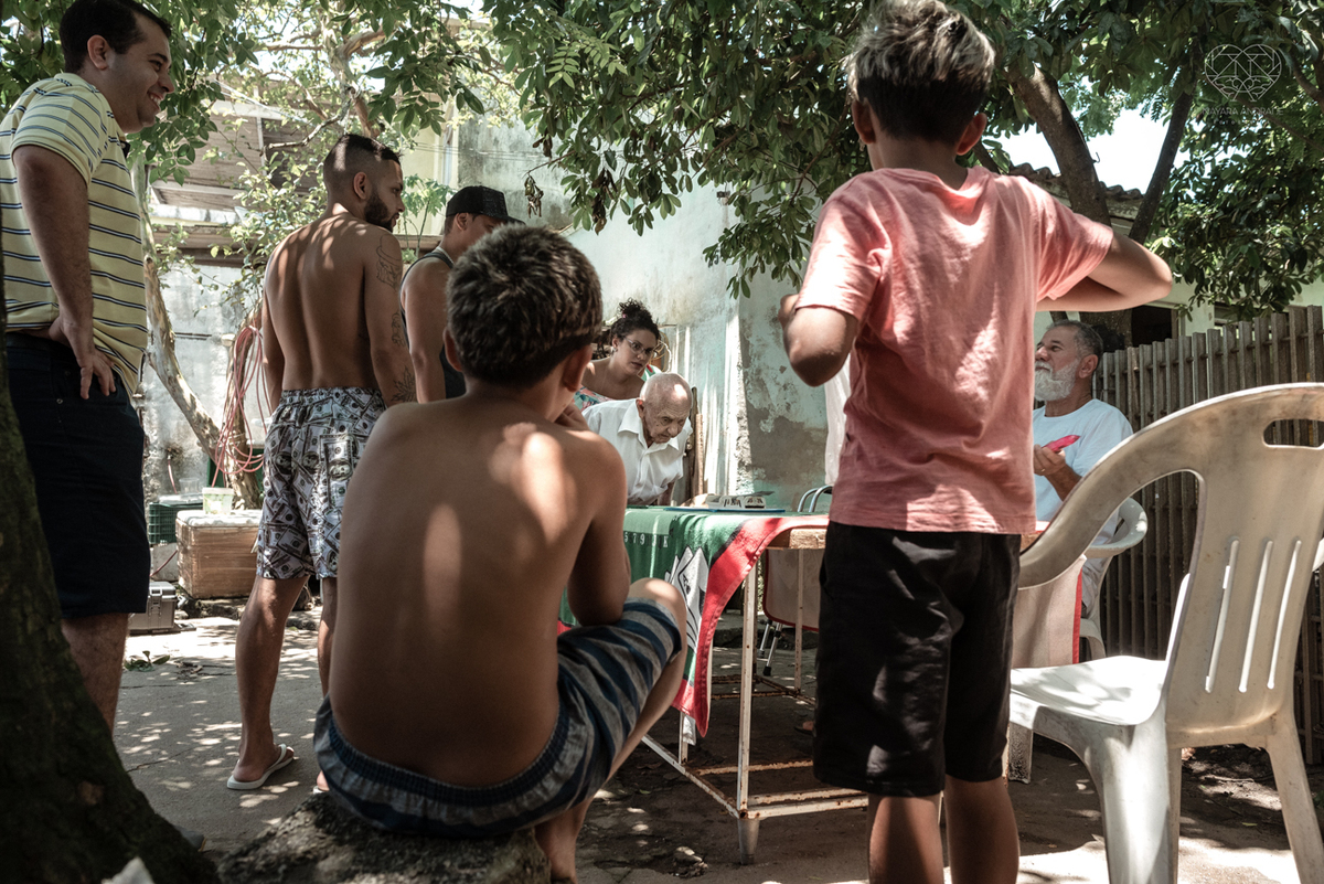 ensaio documental de familia feito com avo netos e geraçao de filhos em casa pela fotografa nayara andrade 