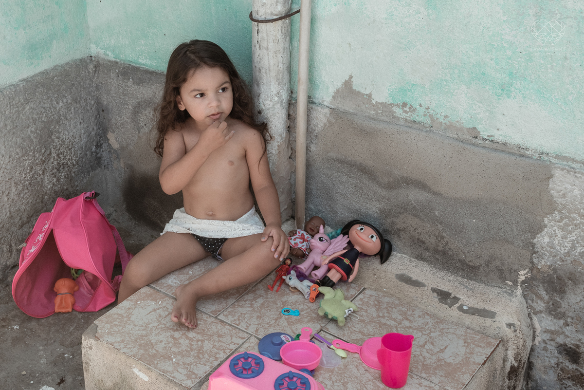 ensaio documental de familia feito com avo netos e geraçao de filhos em casa pela fotografa nayara andrade 