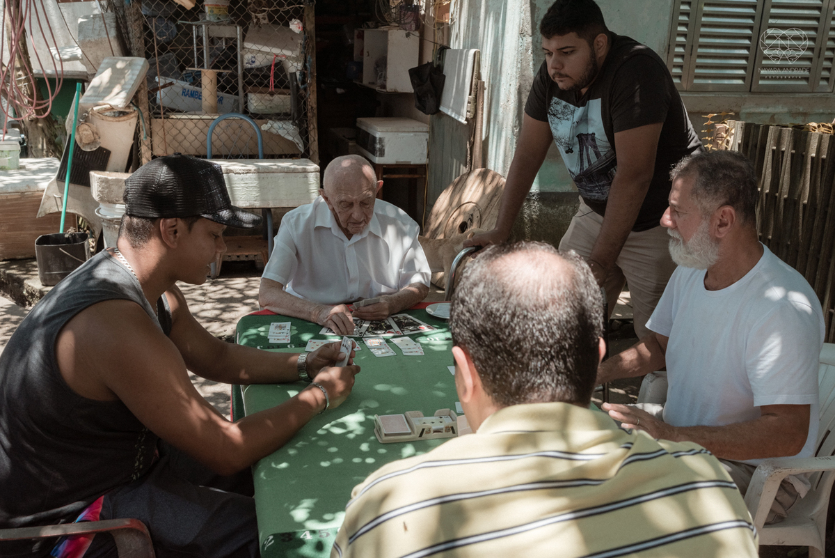 ensaio documental de familia feito com avo netos e geraçao de filhos em casa pela fotografa nayara andrade 