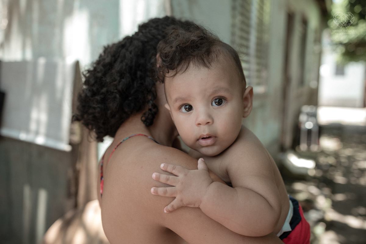 ensaio documental de familia feito com avo netos e geraçao de filhos em casa pela fotografa nayara andrade 