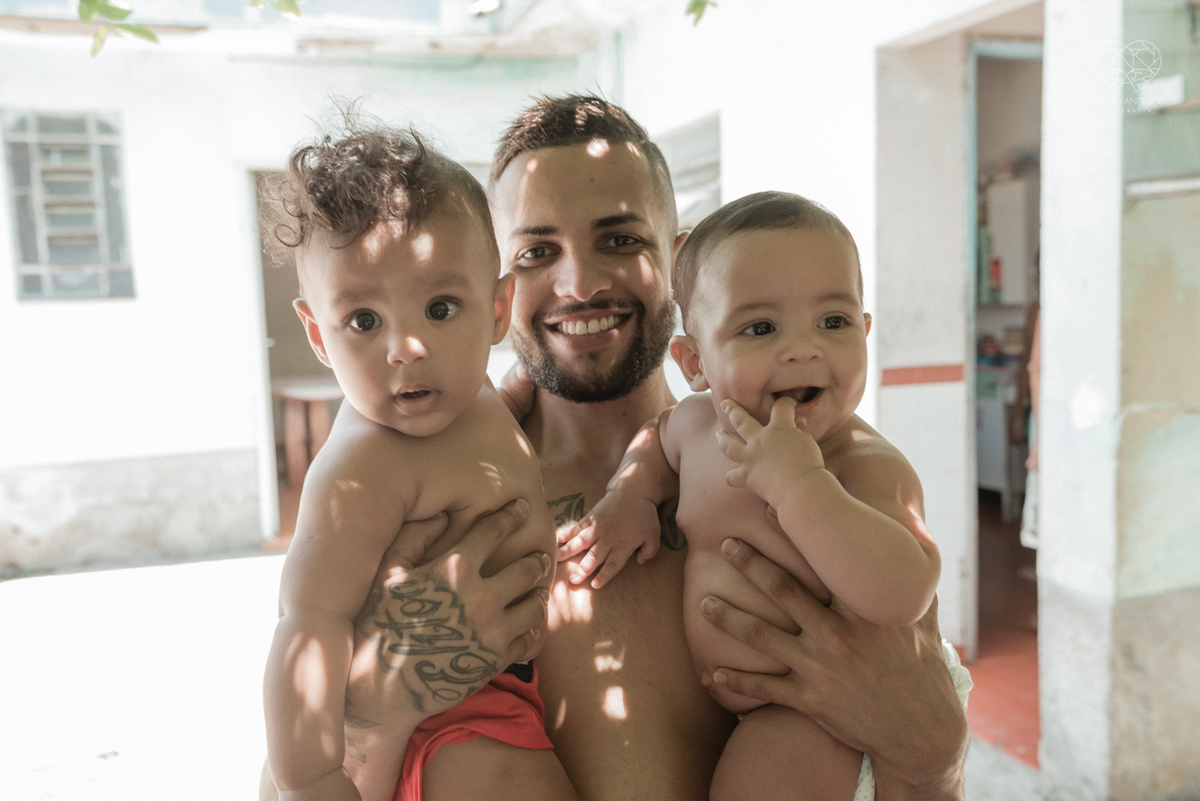ensaio documental de familia feito com avo netos e geraçao de filhos em casa pela fotografa nayara andrade 