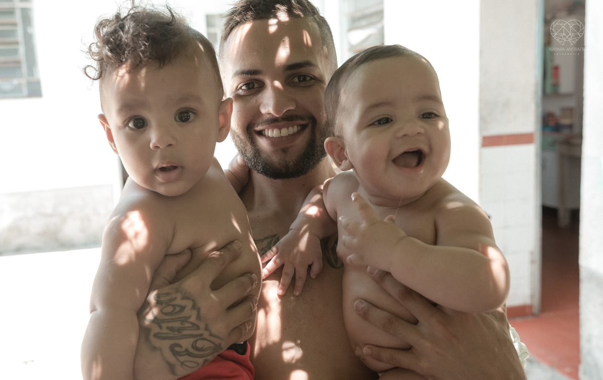 ensaio documental de familia feito com avo netos e geraçao de filhos em casa pela fotografa nayara andrade 