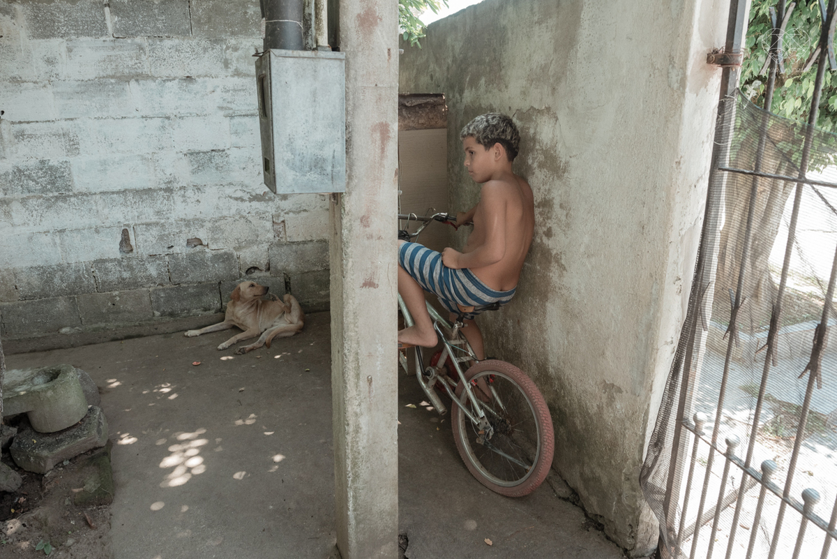 ensaio documental de familia feito com avo netos e geraçao de filhos em casa pela fotografa nayara andrade 