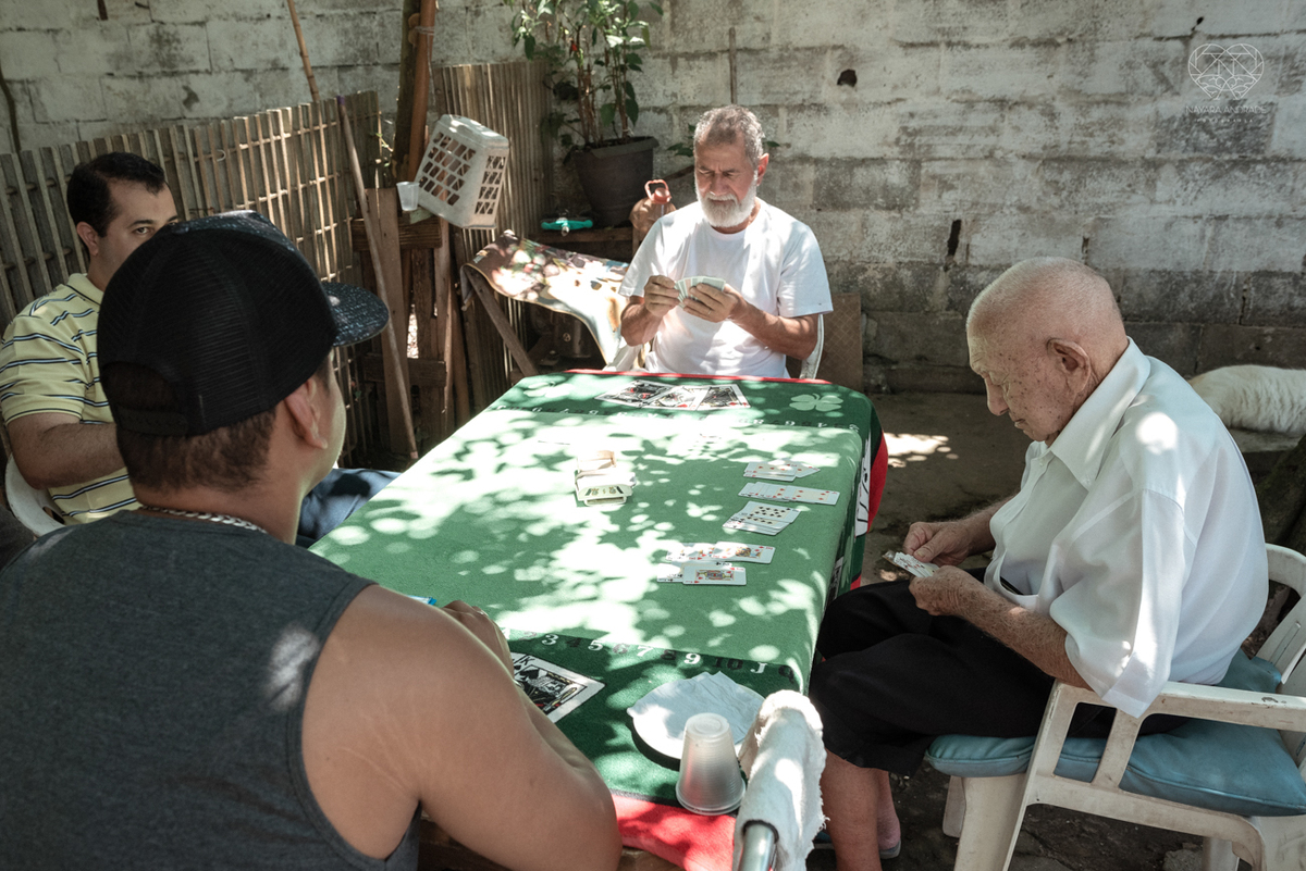 ensaio documental de familia feito com avo netos e geraçao de filhos em casa pela fotografa nayara andrade 