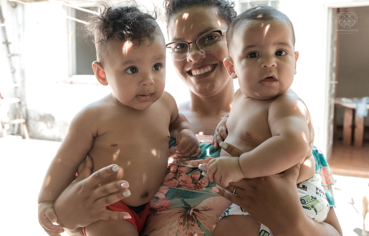 ensaio documental de familia feito com avo netos e geraçao de filhos em casa pela fotografa nayara andrade 