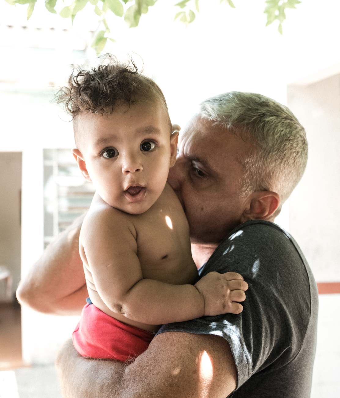 ensaio documental de familia feito com avo netos e geraçao de filhos em casa pela fotografa nayara andrade 