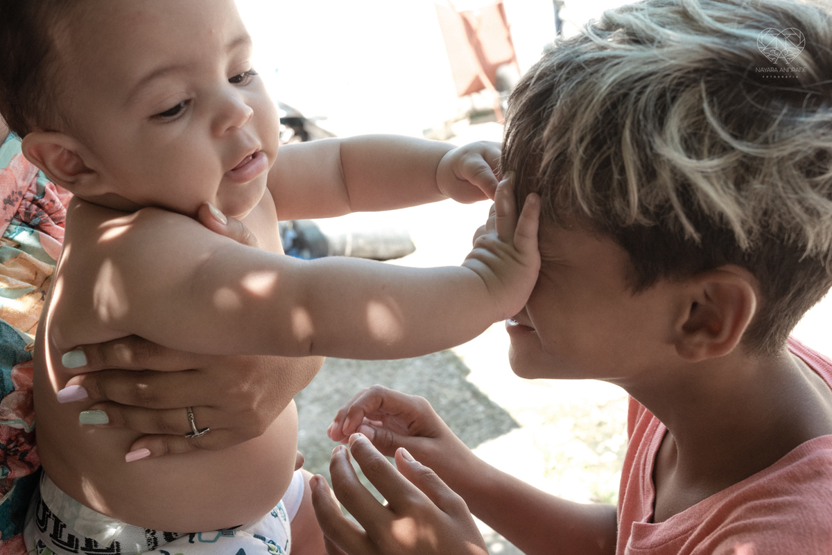 ensaio documental de familia feito com avo netos e geraçao de filhos em casa pela fotografa nayara andrade 