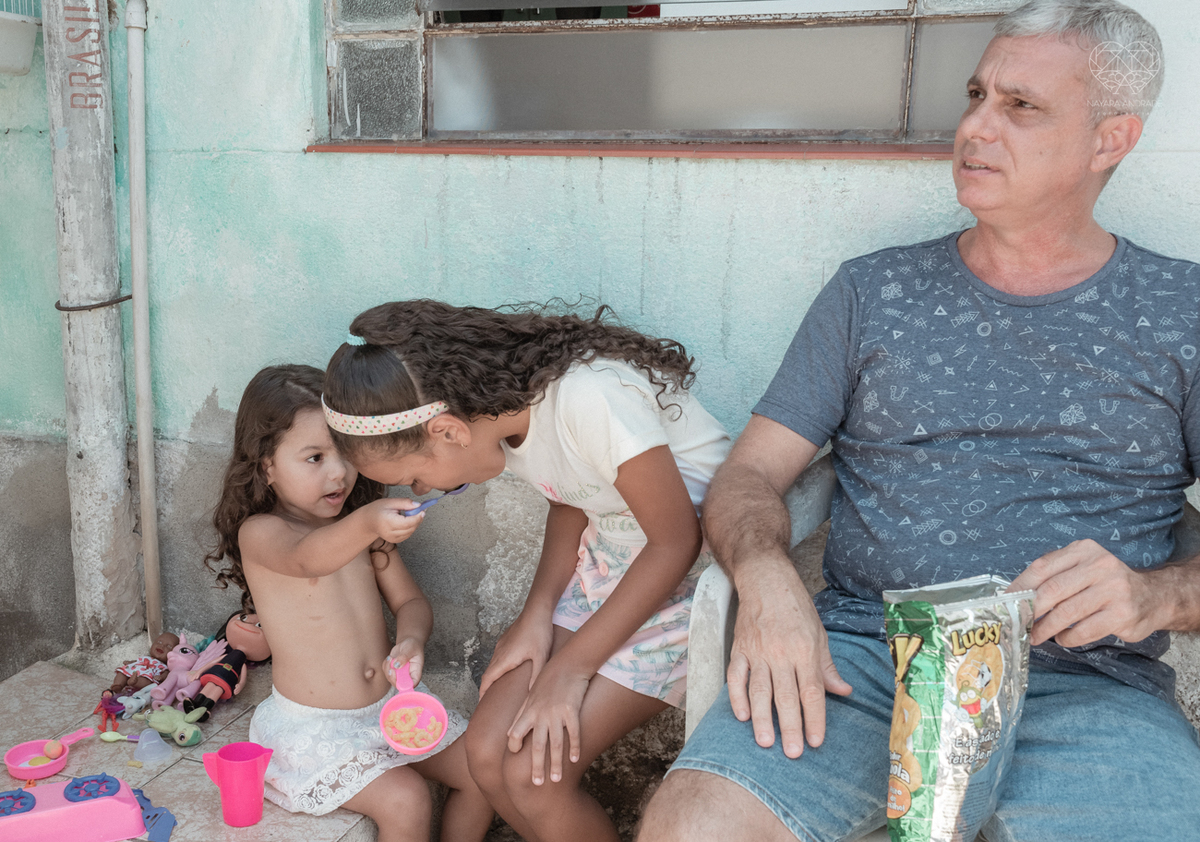 ensaio documental de familia feito com avo netos e geraçao de filhos em casa pela fotografa nayara andrade 