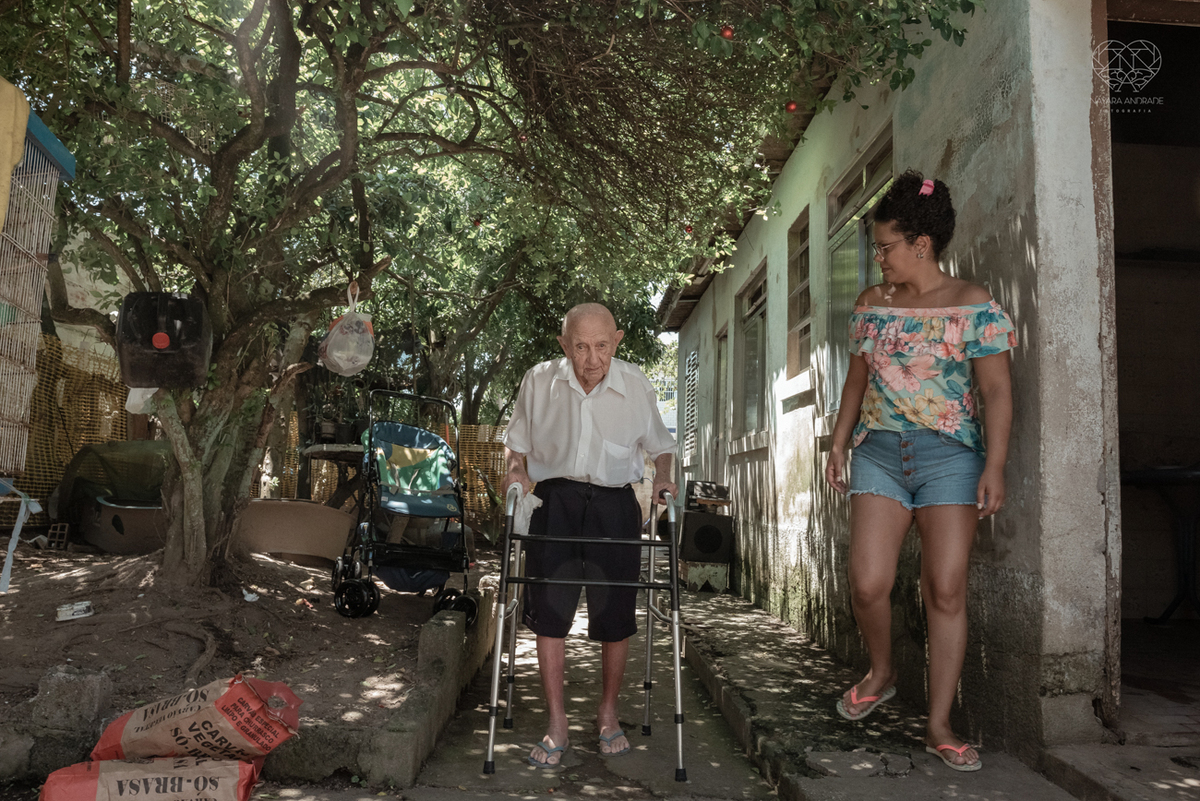 ensaio documental de familia feito com avo netos e geraçao de filhos em casa pela fotografa nayara andrade 