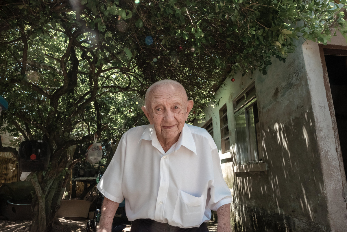 ensaio documental de familia feito com avo netos e geraçao de filhos em casa pela fotografa nayara andrade 