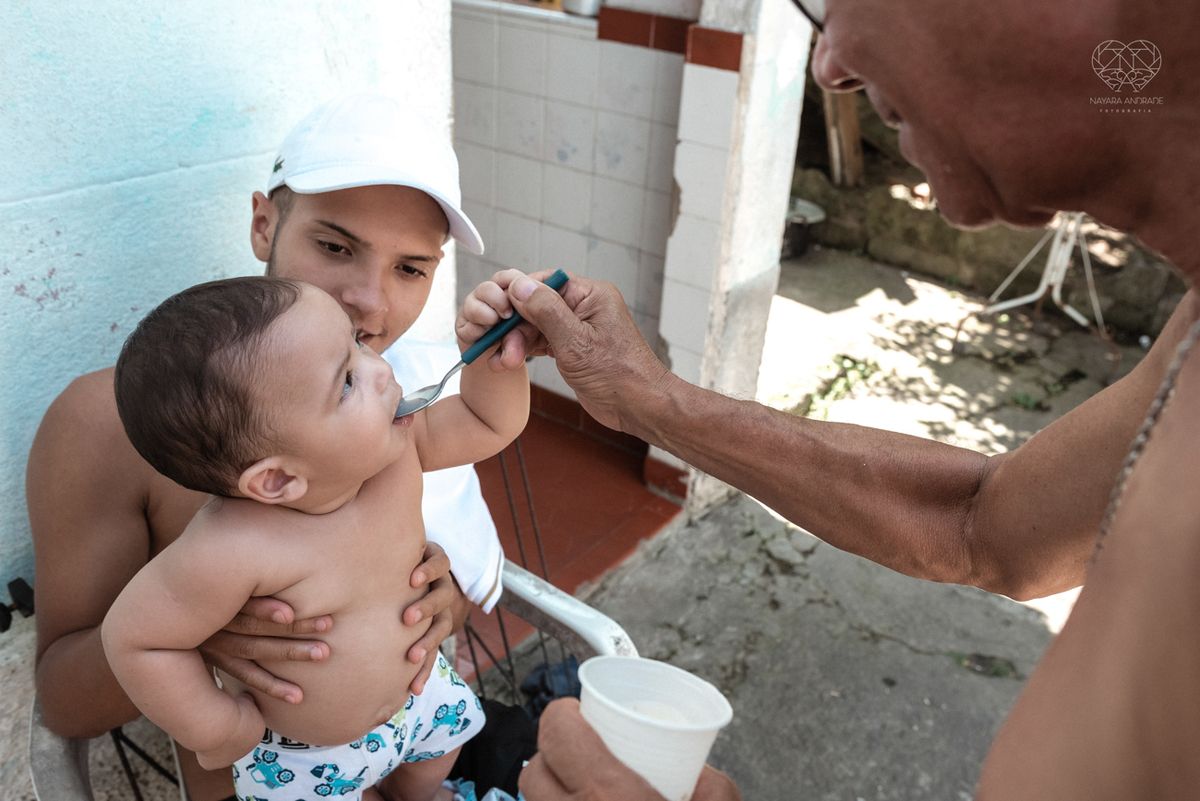 ensaio documental de familia feito com avo netos e geraçao de filhos em casa pela fotografa nayara andrade 