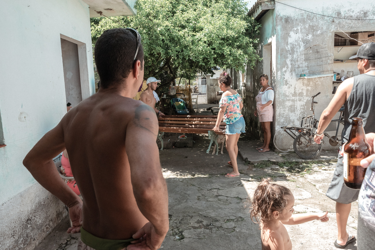 ensaio documental de familia feito com avo netos e geraçao de filhos em casa pela fotografa nayara andrade 