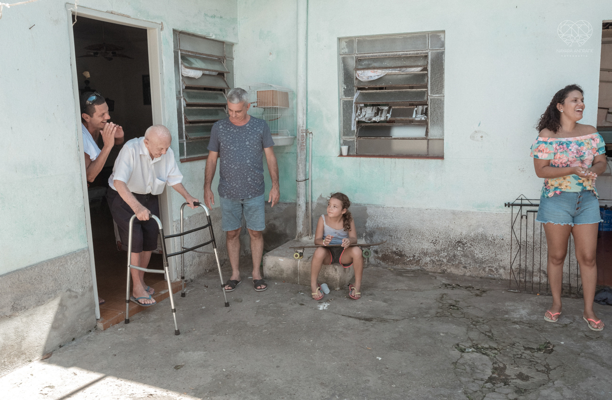 ensaio documental de familia feito com avo netos e geraçao de filhos em casa pela fotografa nayara andrade 