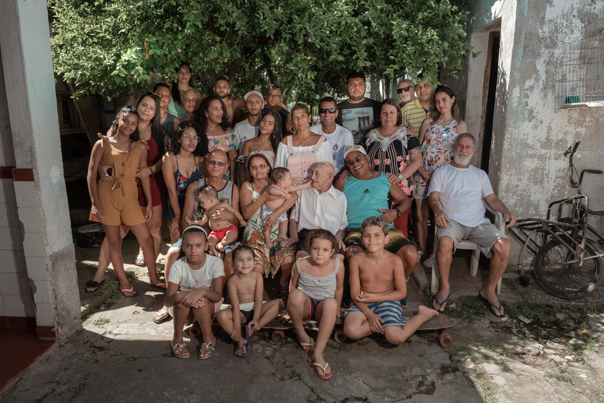 ensaio documental de familia feito com avo netos e geraçao de filhos em casa pela fotografa nayara andrade 