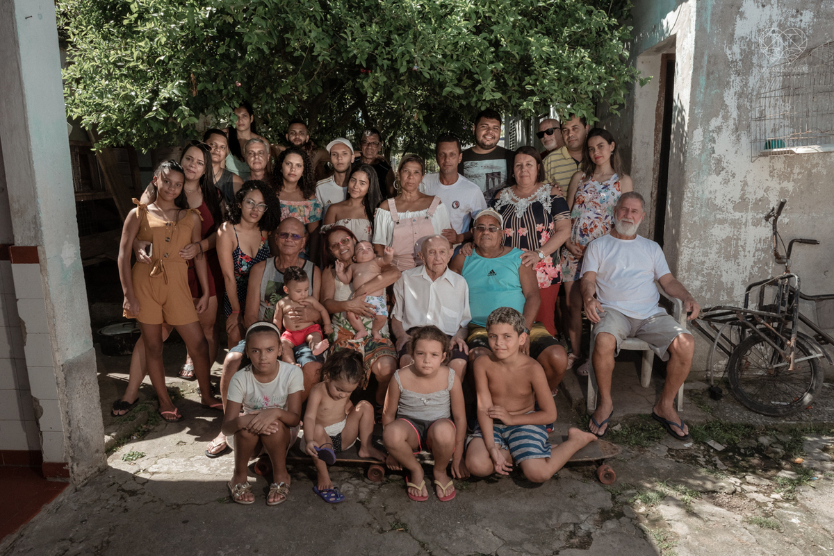 ensaio documental de familia feito com avo netos e geraçao de filhos em casa pela fotografa nayara andrade 