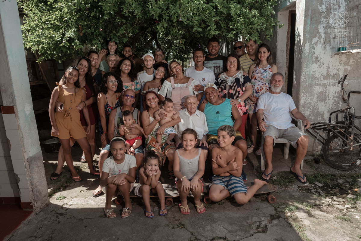 ensaio documental de familia feito com avo netos e geraçao de filhos em casa pela fotografa nayara andrade 