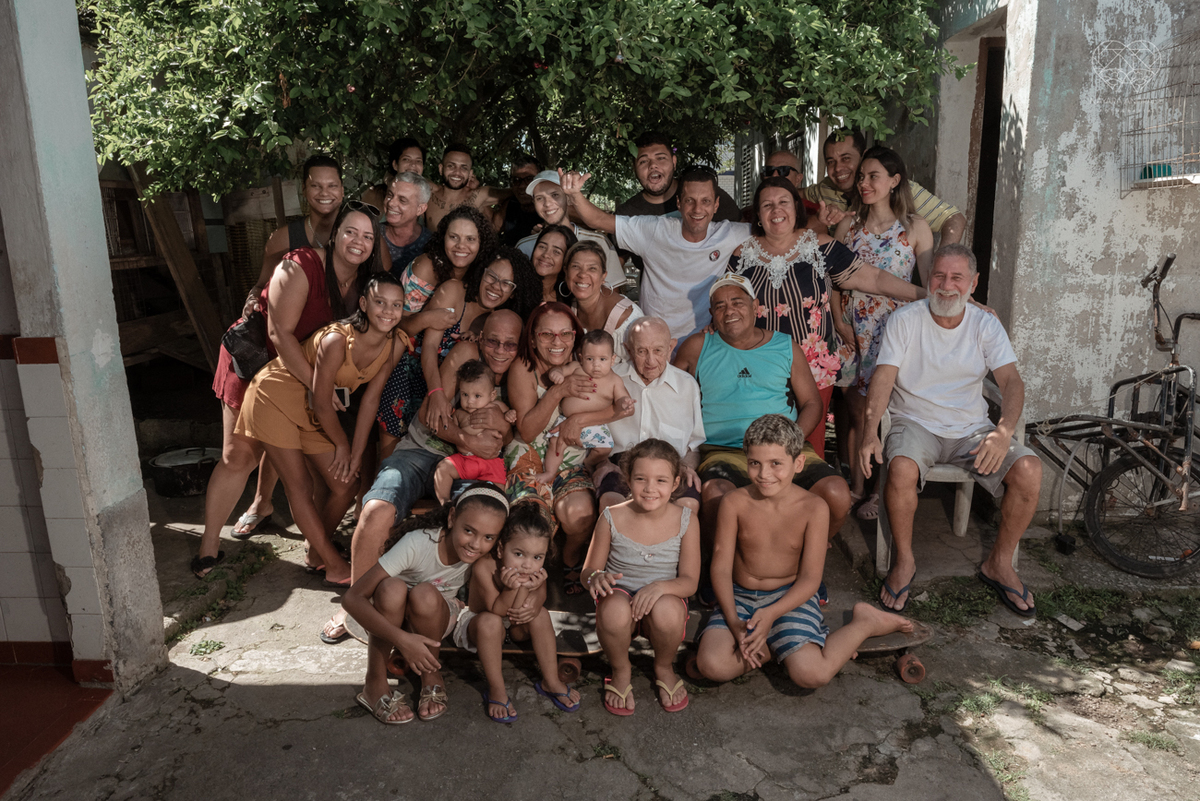 ensaio documental de familia feito com avo netos e geraçao de filhos em casa pela fotografa nayara andrade 
