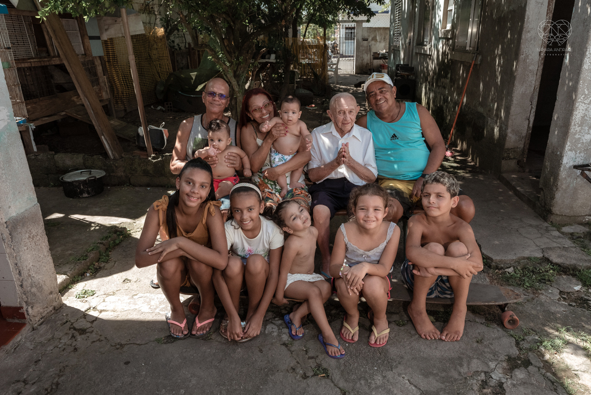 ensaio documental de familia feito com avo netos e geraçao de filhos em casa pela fotografa nayara andrade 