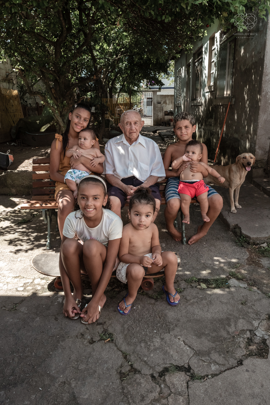 ensaio documental de familia feito com avo netos e geraçao de filhos em casa pela fotografa nayara andrade 