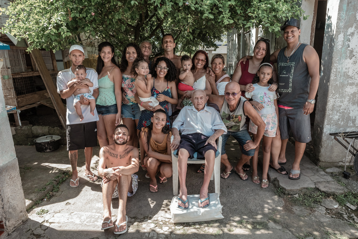 ensaio documental de familia feito com avo netos e geraçao de filhos em casa pela fotografa nayara andrade 