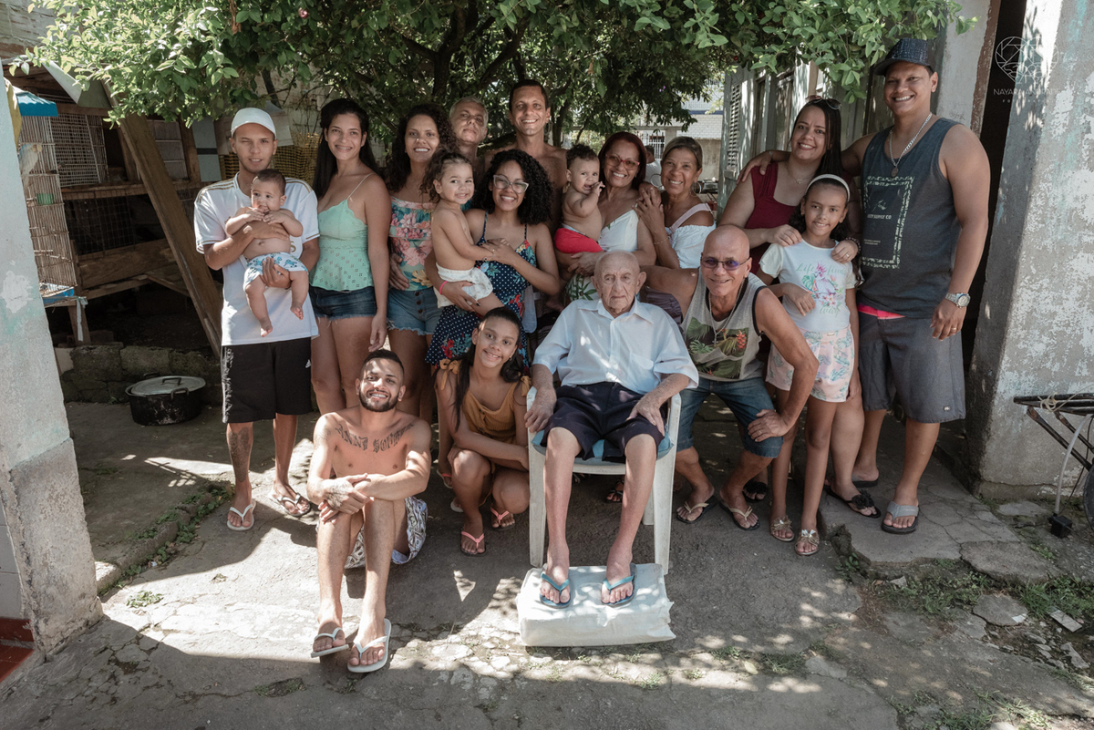 ensaio documental de familia feito com avo netos e geraçao de filhos em casa pela fotografa nayara andrade 