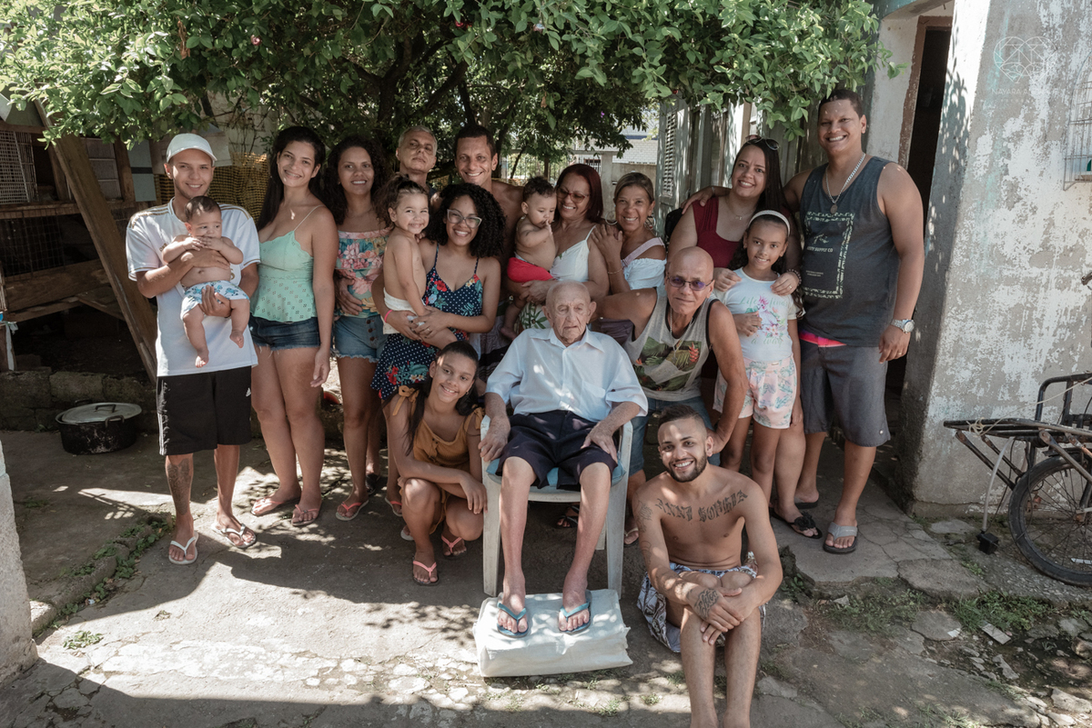 ensaio documental de familia feito com avo netos e geraçao de filhos em casa pela fotografa nayara andrade 