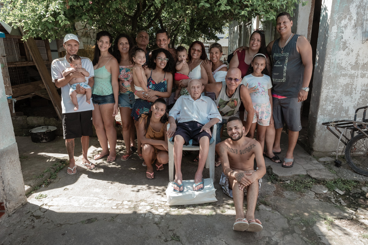 ensaio documental de familia feito com avo netos e geraçao de filhos em casa pela fotografa nayara andrade 