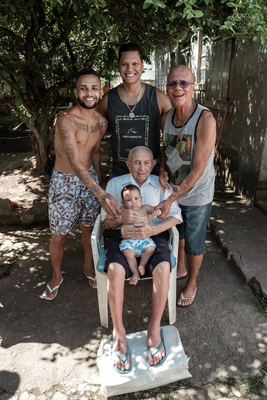 ensaio documental de familia feito com avo netos e geraçao de filhos em casa pela fotografa nayara andrade 