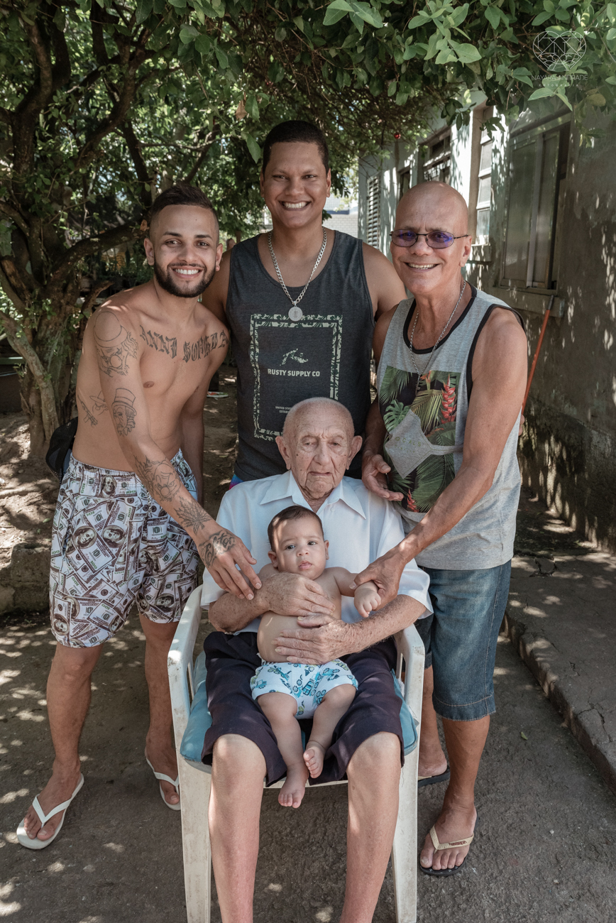 ensaio documental de familia feito com avo netos e geraçao de filhos em casa pela fotografa nayara andrade 