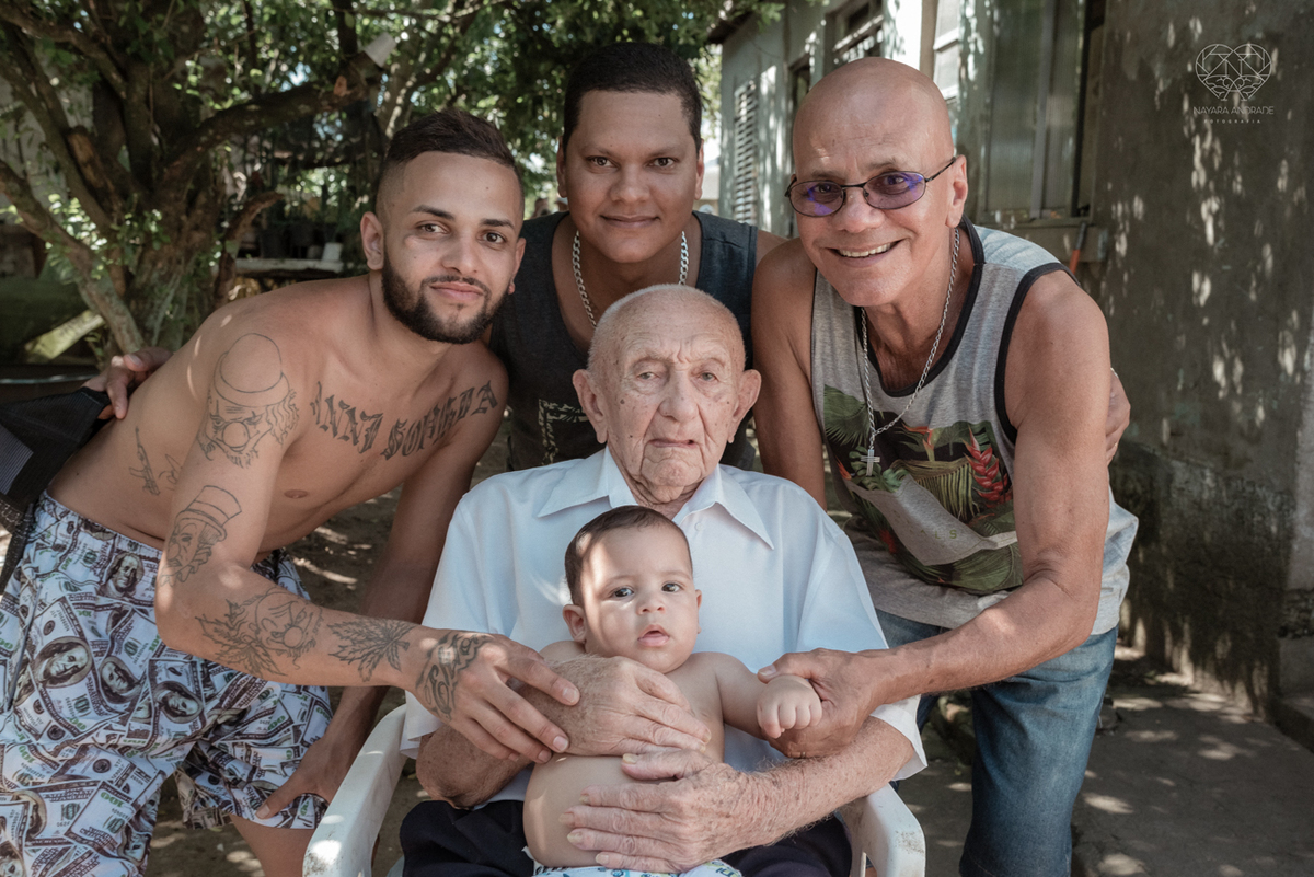 ensaio documental de familia feito com avo netos e geraçao de filhos em casa pela fotografa nayara andrade 