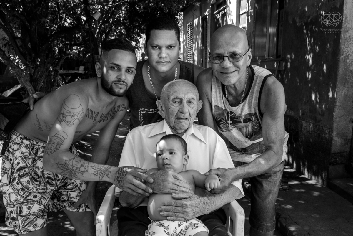 ensaio documental de familia feito com avo netos e geraçao de filhos em casa pela fotografa nayara andrade 