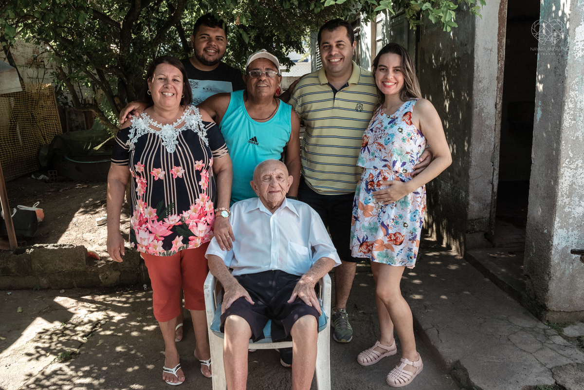 ensaio documental de familia feito com avo netos e geraçao de filhos em casa pela fotografa nayara andrade 