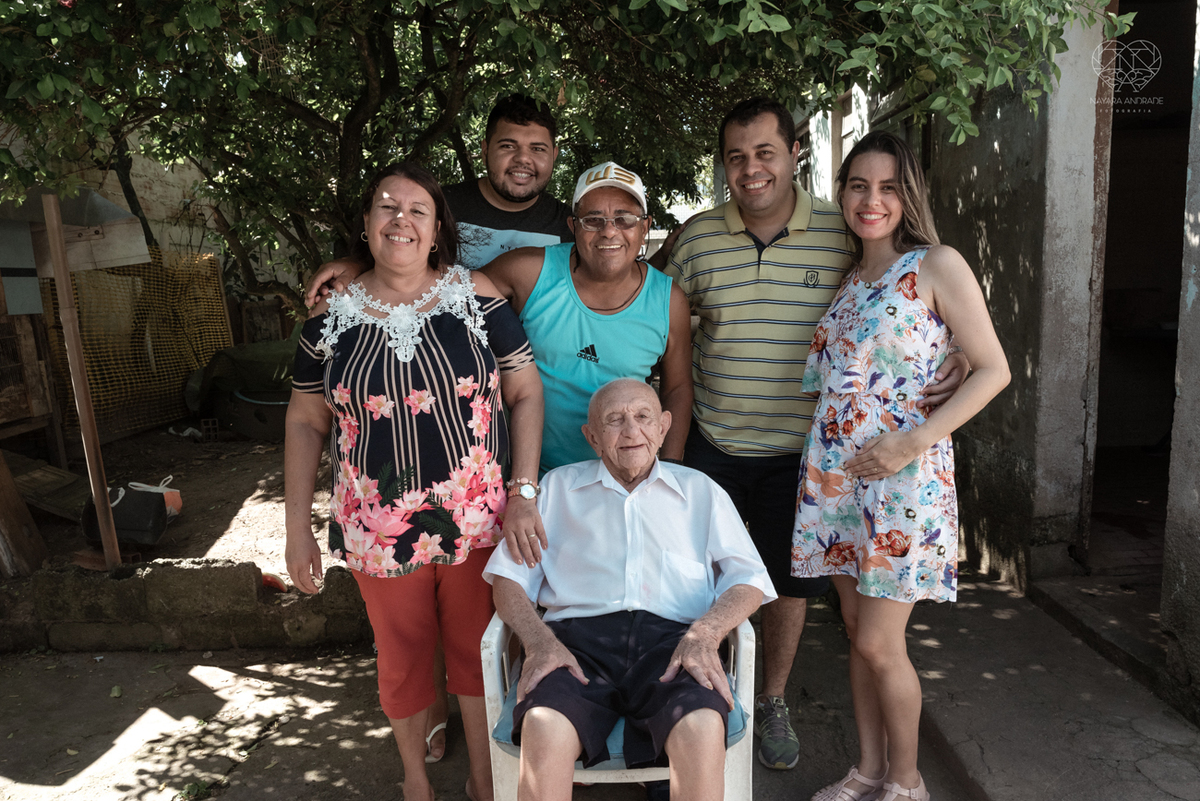 ensaio documental de familia feito com avo netos e geraçao de filhos em casa pela fotografa nayara andrade 