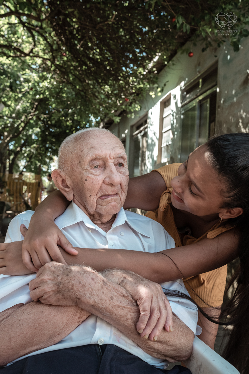 ensaio documental de familia feito com avo netos e geraçao de filhos em casa pela fotografa nayara andrade 