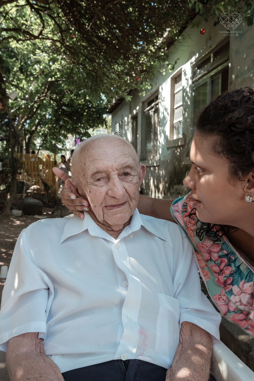 ensaio documental de familia feito com avo netos e geraçao de filhos em casa pela fotografa nayara andrade 