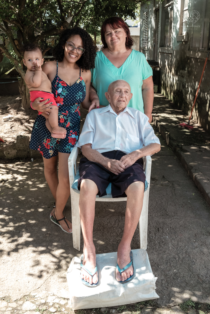 ensaio documental de familia feito com avo netos e geraçao de filhos em casa pela fotografa nayara andrade 