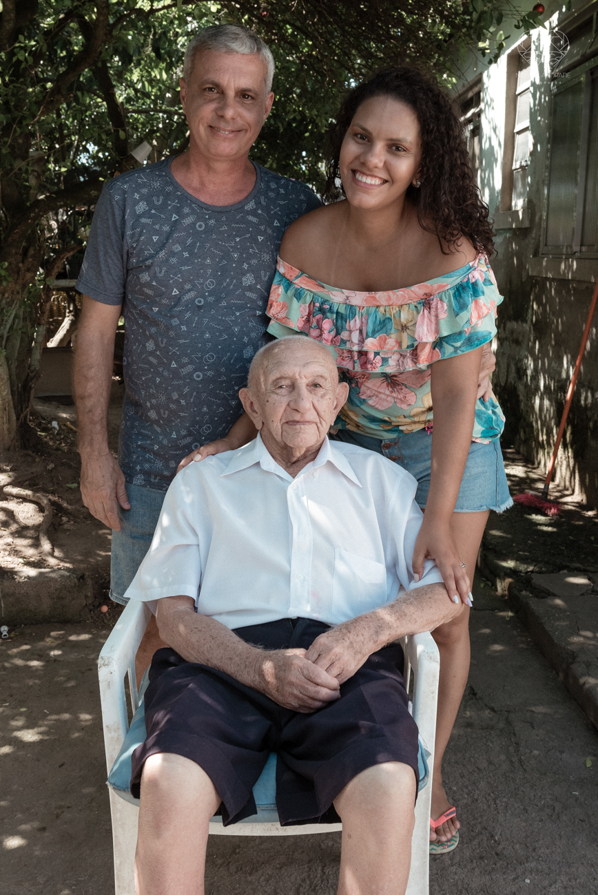 ensaio documental de familia feito com avo netos e geraçao de filhos em casa pela fotografa nayara andrade 