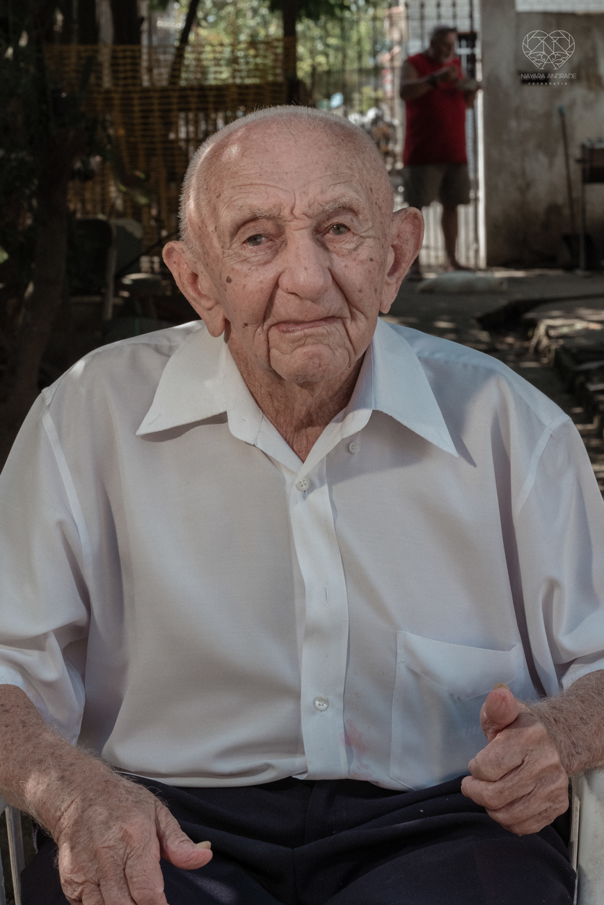 ensaio documental de familia feito com avo netos e geraçao de filhos em casa pela fotografa nayara andrade 